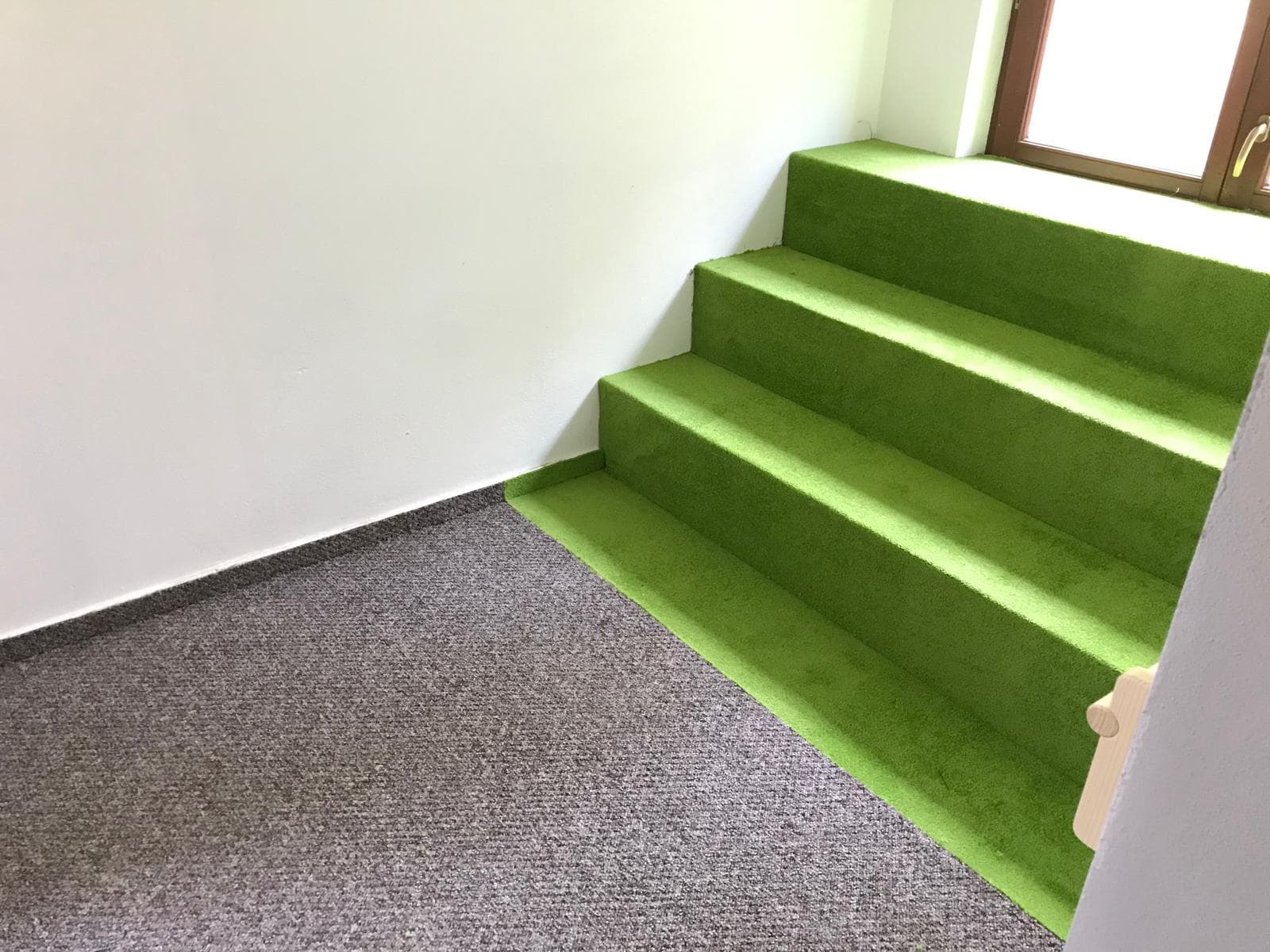 Koberec a obložení schodů